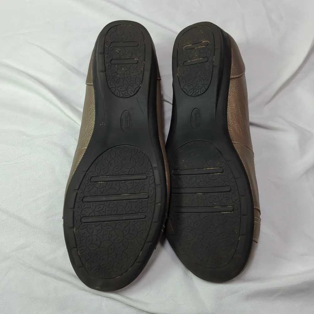 Dr Scholl's Sz 9 Gold/Copper Flats. Comfortable and stylish comfort flats - Picture 9 of 12